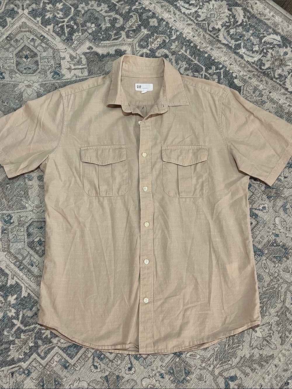 GAP Men’s Short-Sleeve Button-Down Shirt in Light Beige